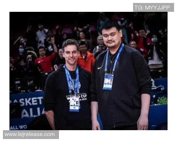 姚明与保罗亲密合影展现篮球巨星友谊与合作精神的精彩瞬间