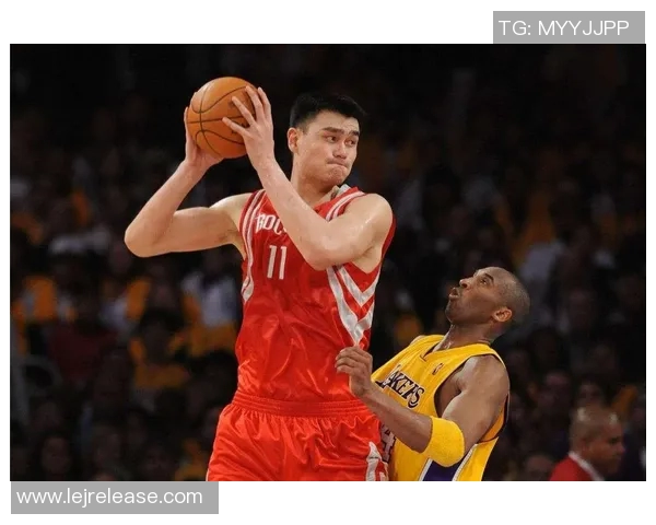 姚明罚球时意外摔倒引发全场惊呼球迷纷纷为其担忧