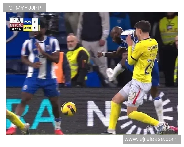 欧冠激战：AC米兰与波尔图1比1平局争议判罚引发全场沸腾