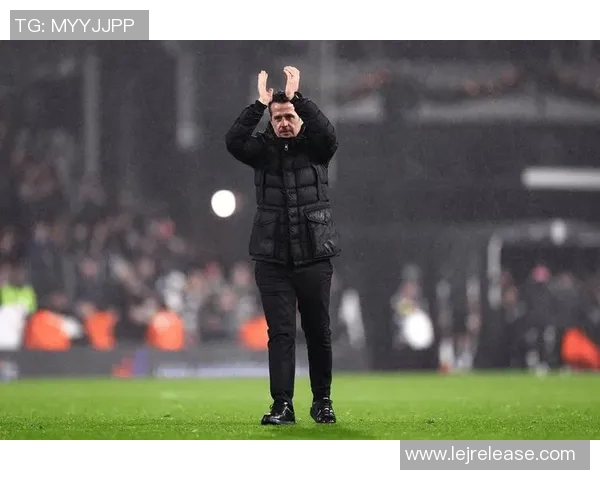 英超激战:里昂大胜本菲卡引发转会风波全场沸腾 英超激战:里昂大胜本菲卡引发转会风波全场沸腾