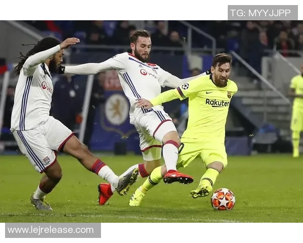 国王杯热刺与巴萨战平乌龙球引发全场激情瞬间解析